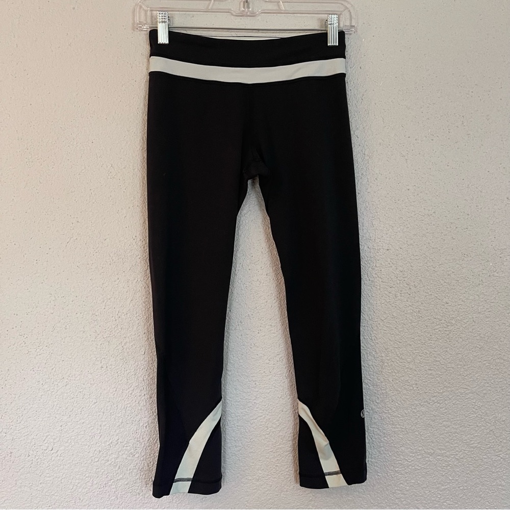 lululemon Inspire Crop II Black White Capri Mid Rise
